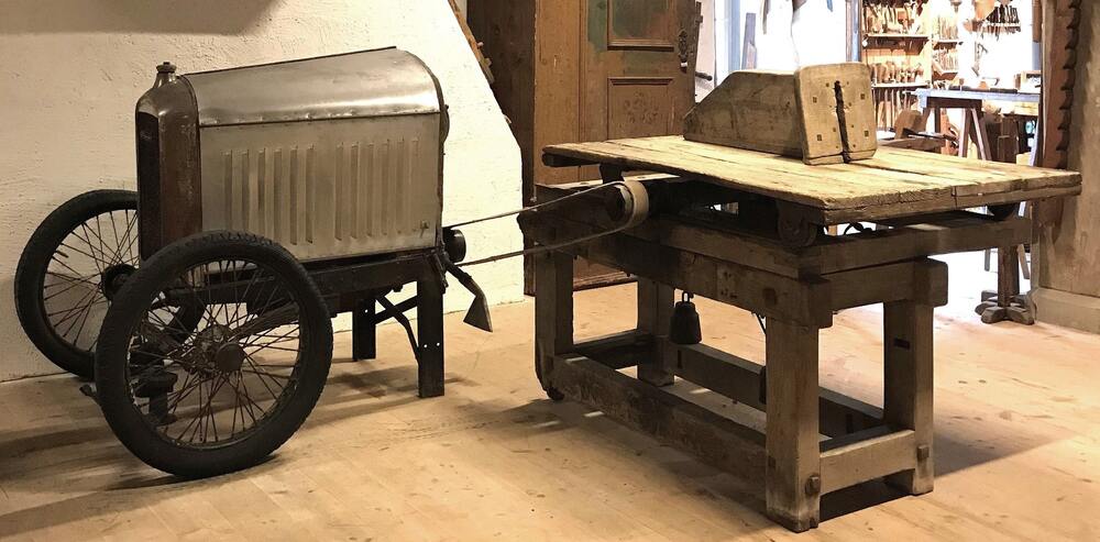 Ausgedientes Auto als Antriebsmotor einer Holzfräse. Amilcar, 1920er-Jahre.