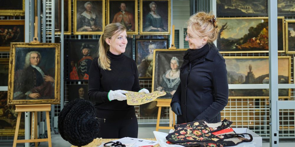 Im Museumsdepot besprechen Janine Jakob und Sammlungskuratorin Christine Süry Besonderheiten der Thurgauer Mode aus dem 18. Jahrhundert. Foto: Meinrad Schade