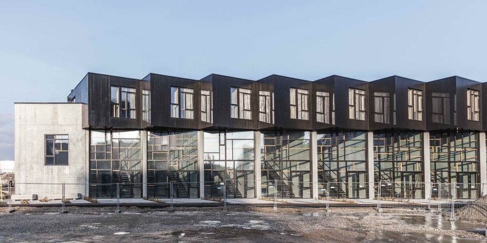Reihenhäuser in Ørestad/Kopenhagen mit Fenstern aus aufgegebenen Häusern. Foto: Rasmus Hjortshoj